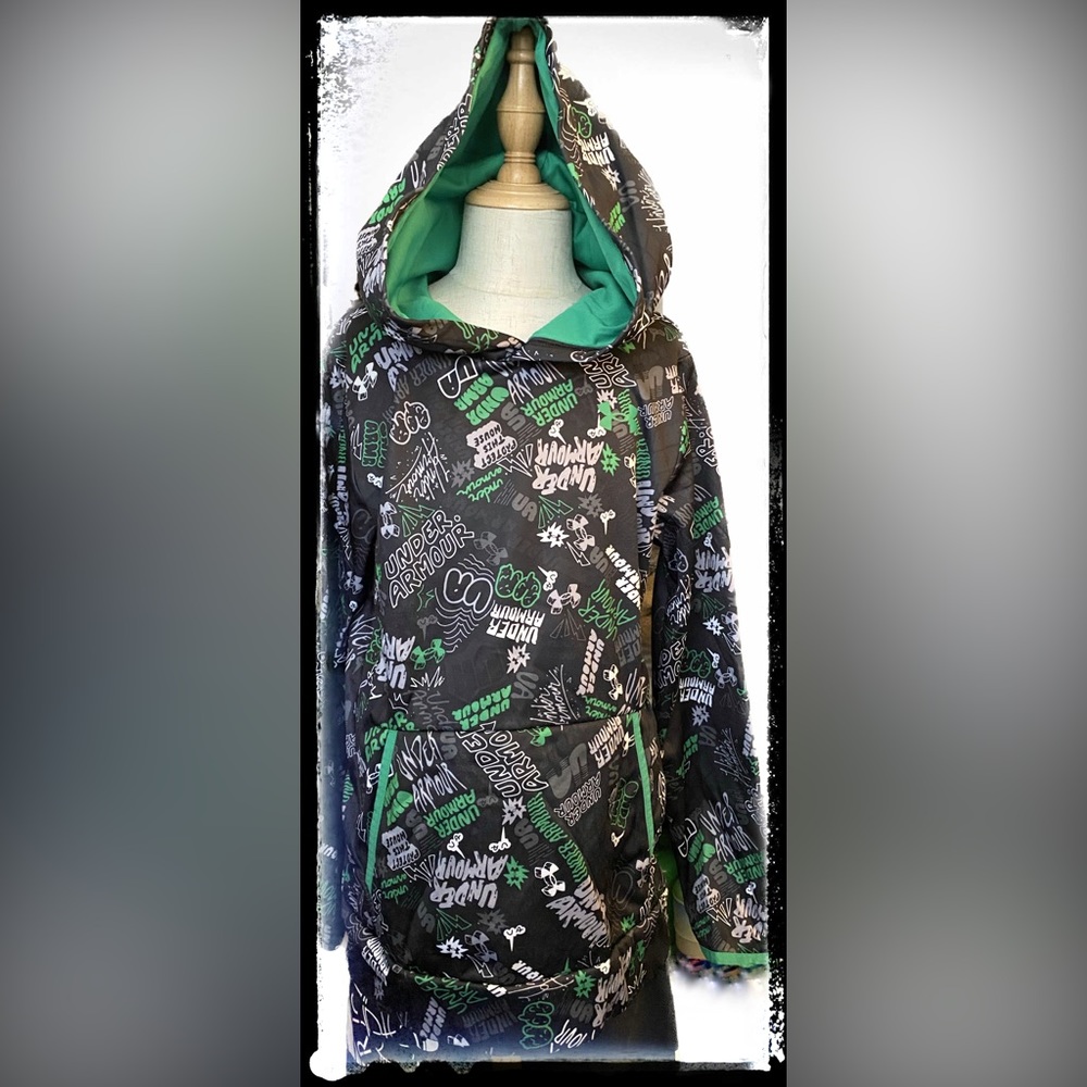 Under Armour - M Black & Green Print Hoodie